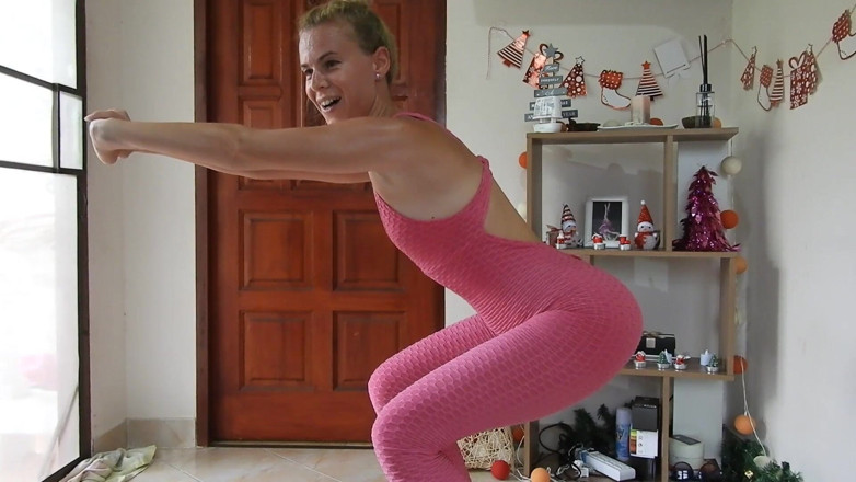 MissAnja_FH: Sexy a super zpocená v růžové kombinéze