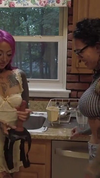 เพื่อนบ้านเสียว Bianca Bailee และ Nikki Vixen เย็ดในครัว
