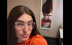 Zeigt arsch im spiegel Spielen mit schwanz und dildo, sexy abspritzen