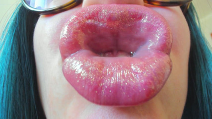 Rarible Diamond: चमकदार होंठ क्लोज अप पाउटिंग