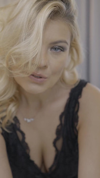 Rondborstige blonde milf smeert langzaam haar zachte voeten in