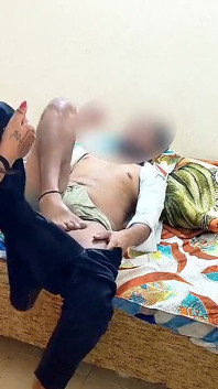 L'indiana bahu viene scopata nella sua figa stretta da dever