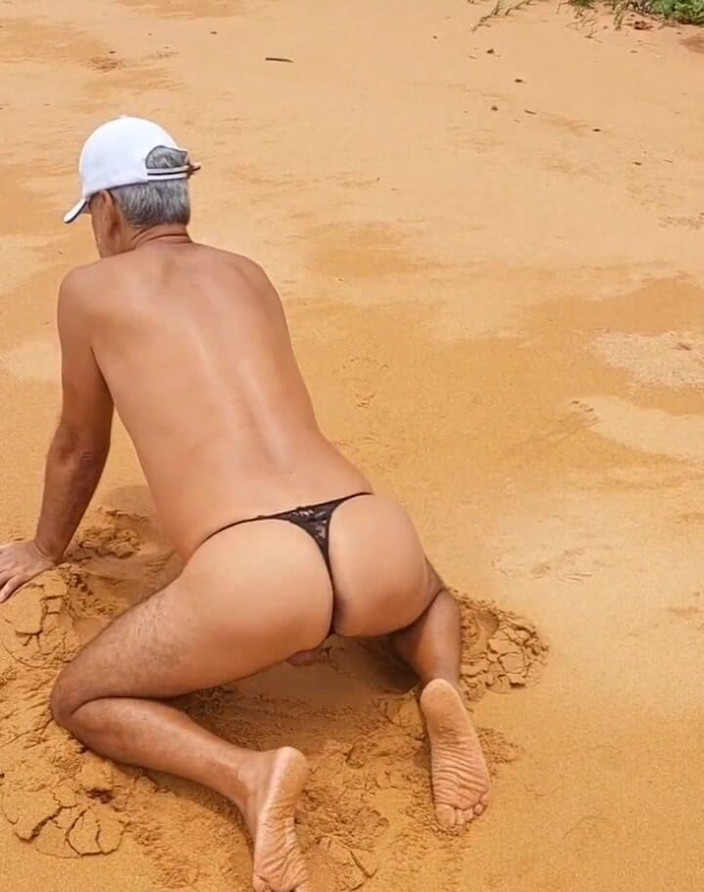 Ladysilvas: Ladysilva Crossdresser på stranden i trosor vilken het röv