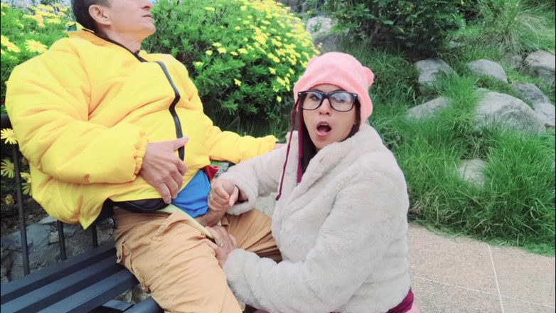 Lady: Milf tettona e culo grosso succhia il cazzo di un...