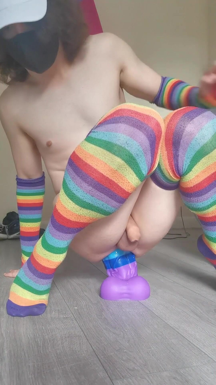 Rainbow Femboy: Femboy in regenboogkousen berijdt Xxl Rainbow Banners