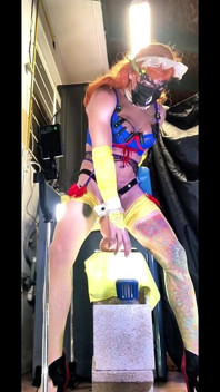 TRANSSEXUALĂ FRUMOASĂ ÎN CHILOȚI ALBAȘTRI ÎN CIORAPI AFARĂ CĂLĂRIND UN VIBRATOR VERDE MARE