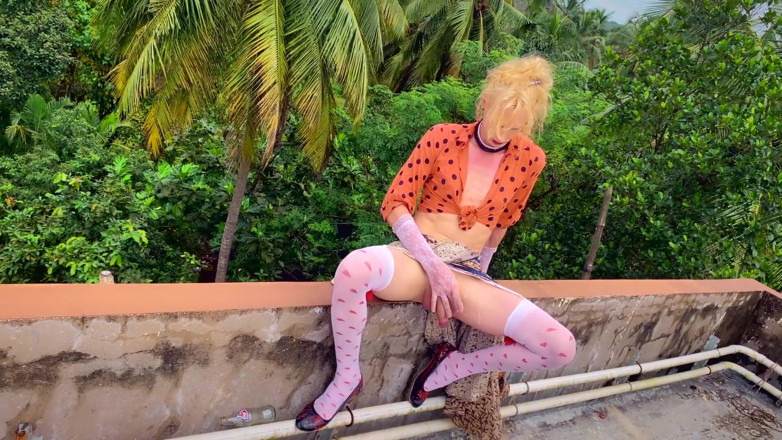 KiraFri: Transexual al aire libre corrida con manos libres