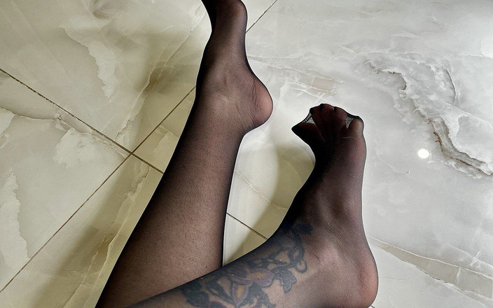 Julia domaina: Piedi in nylon nero e dita lunghe, dita dei piedi...