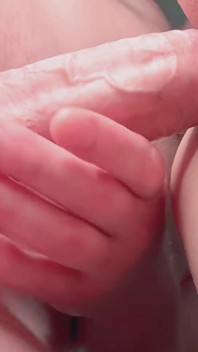 Le mari de ma meilleure amie infidèle lèche ma chatte juteuse et charnue pendant qu’elle est d’à côté.