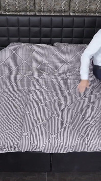 Tetovaná blondýnka dostane olízanou kundičku a pak jezdí na péru tvrdě