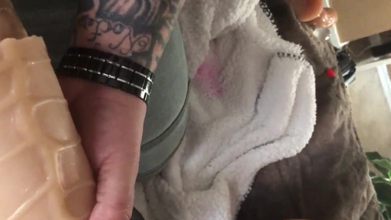 MzKiTTy91: Pawgの猫は巨大なダブルコックスリーブによって伸びました
