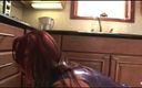 Fetish and BDSM: कामुक लाल बालों वाली रसोई में अपनी छेदी हुई चूत में बड़ा लंड लेती है