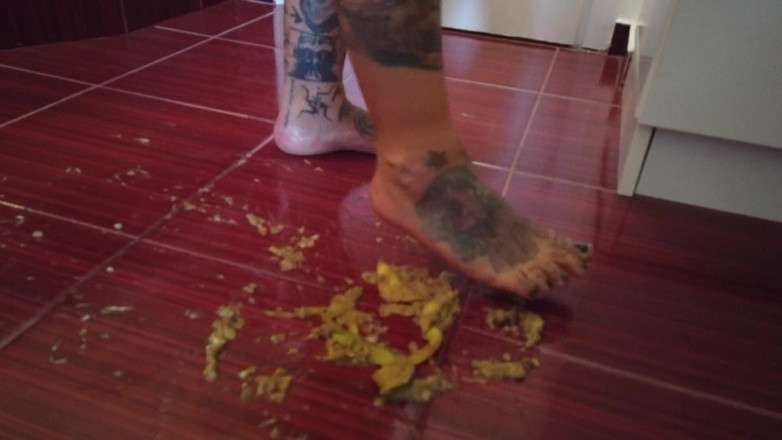 Fetish videos by Alex: Una banana es pisoteada por una milf rubia tatuada