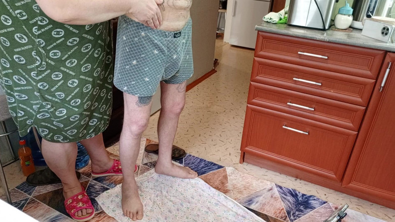 Zona901: 継母は深いフェラチオをし、ペニスをピクピクさせて射精します