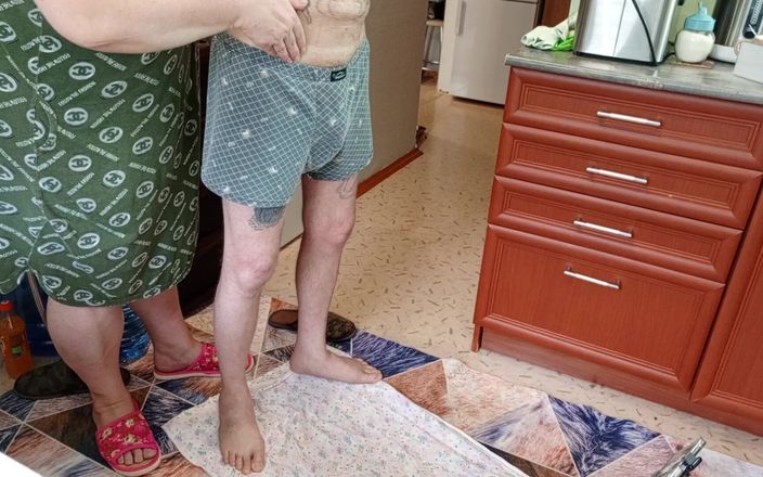 Zona901: Ibu tiri nyepong kontol sampai dicrot di dalam