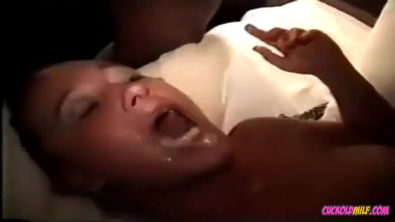 Cuckold MILF: MILF cuckold mengambil dalam pantat dan pepek