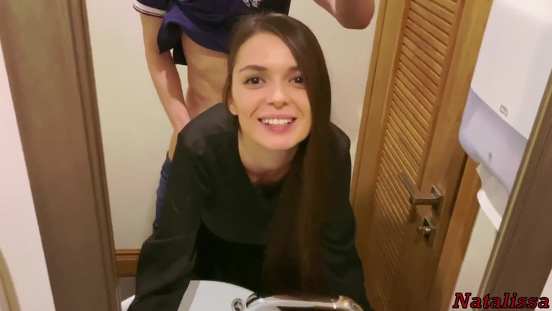 Natalissa: Elle suce une grosse bite au premier rendez-vous au restaurant