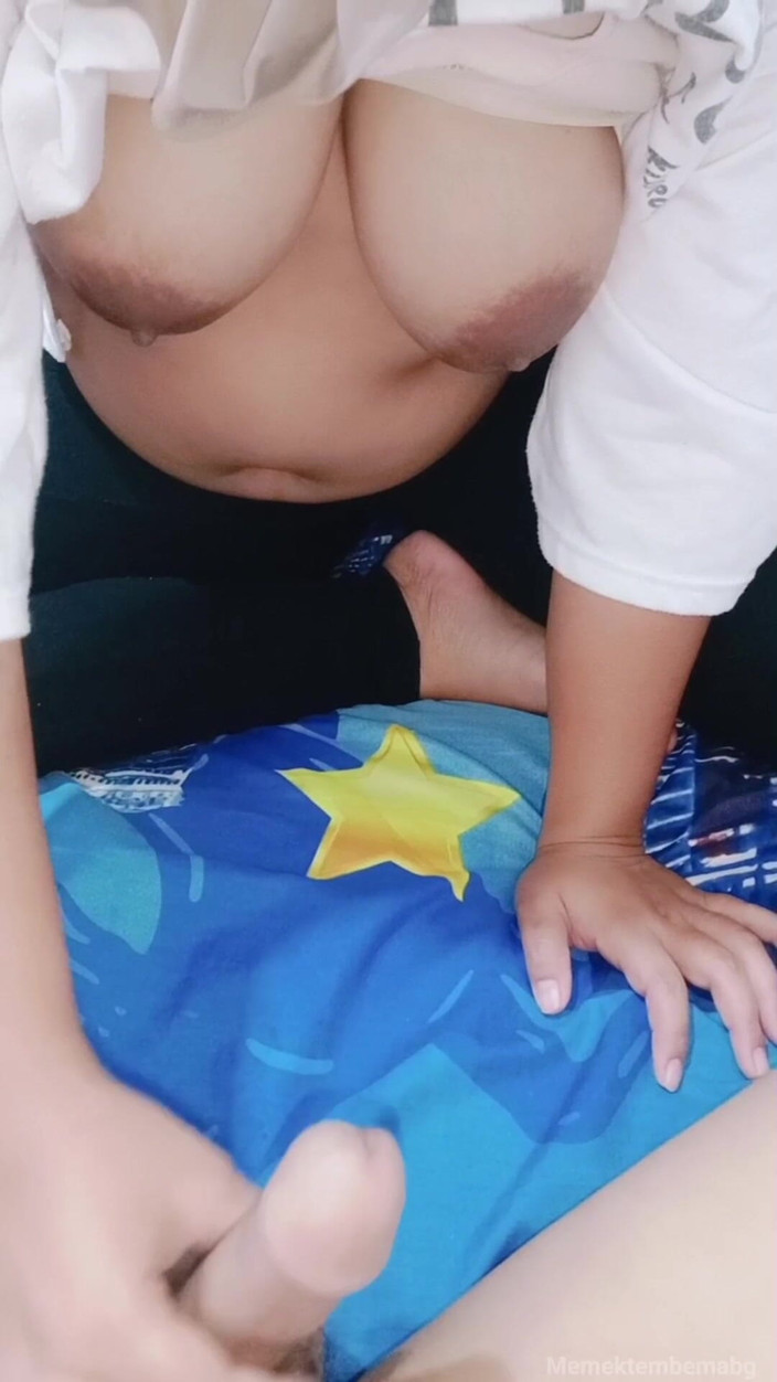 Asian girl videos: Prsatá hidžáb