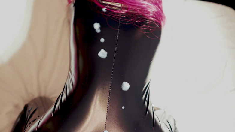 Jay_kate: Une MILF rousse amateur en levrette en latex se fait...
