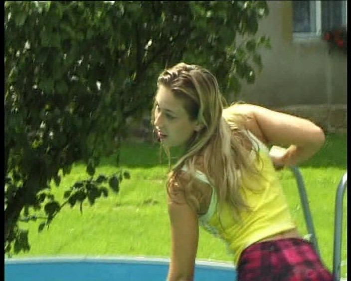 VintageXMovies: Hravá nadržená blonďatá teenagerka škádlí v bazénu - Mokré bikiny a hra...