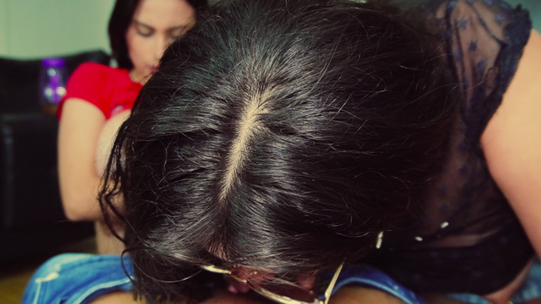 Kittydj: Lesbijki przyłapane przez przyrodniego brata i poproszone o fucked-kittydj-jenifer Play