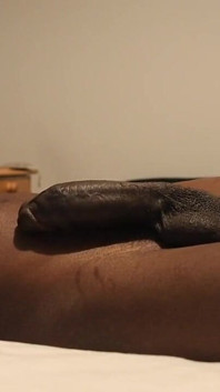 Éjaculation huilée sur le lit