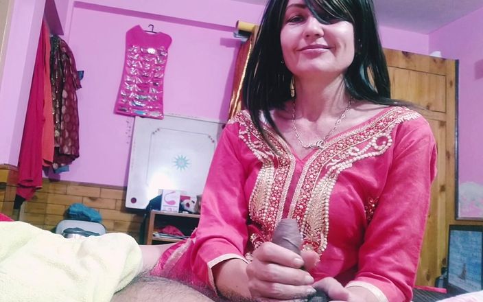 Bolly Karma: Madrastra quiere ver cómo se comporta la polla de su...