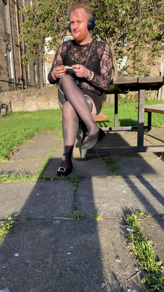 Ava Maxwell: Ava Maxwell Public Park Bench Shoeplay i Feet Show