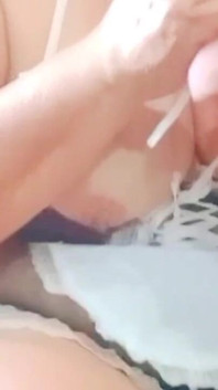 Riesiger Dildo in der engen Muschi der reifen Oma