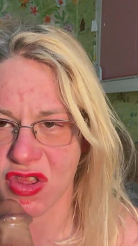Styvmamma ber sin styvson om att suga honom kuk och bli straffad