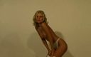 Flash Model Amateurs: Blondes hottie mit einem runden arsch strippt