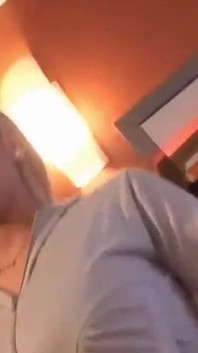 Alma si cewek hot rambut pirang lagi asik nyepong kontol dan dicrot di muka