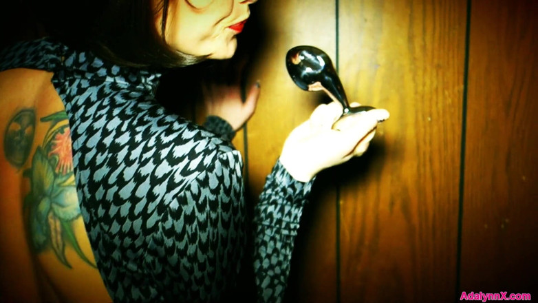 AdalynnX: AdalynnX - divertimento con il plug anale prima di una notte...