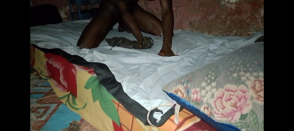 Masturbator emmy: Afrikaanse zwarte man neukt zijn bed