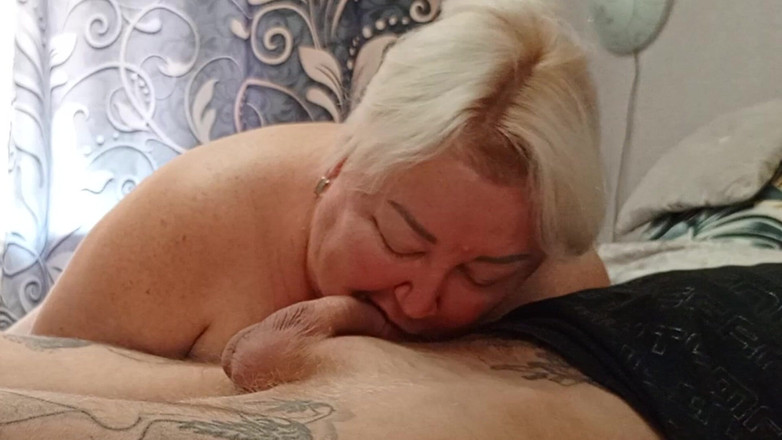 Zona901: Ibu tiri nakal ini lagi asik nyepong kontol sampai telan...