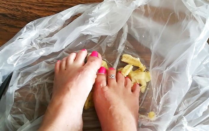 Lady Daniela -: I miei divine piedi schiacciano una banana