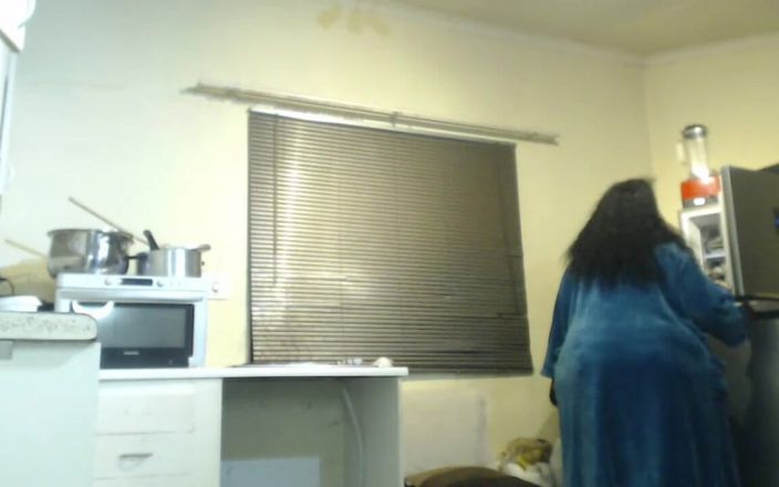 Legendary Booty Overdose: Preta gordinha provocando e negando