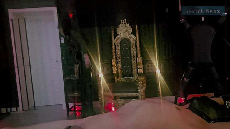 Strict Senz: Stina Stone Dlouhý hřebík lechtající sezení na obličeji roztažený na...