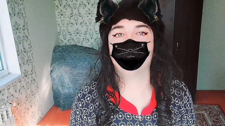 Kitty_Cross: Sladké shemale odpočívají nohy v jemné tekoucí vodě