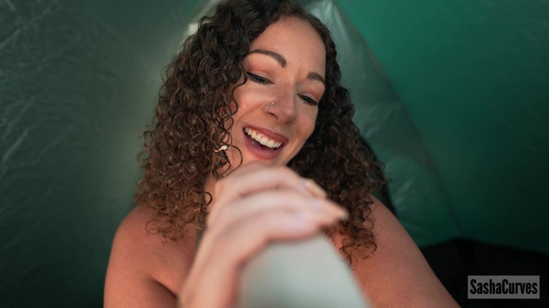 Sasha Curves: A viagem de acampamento gigante