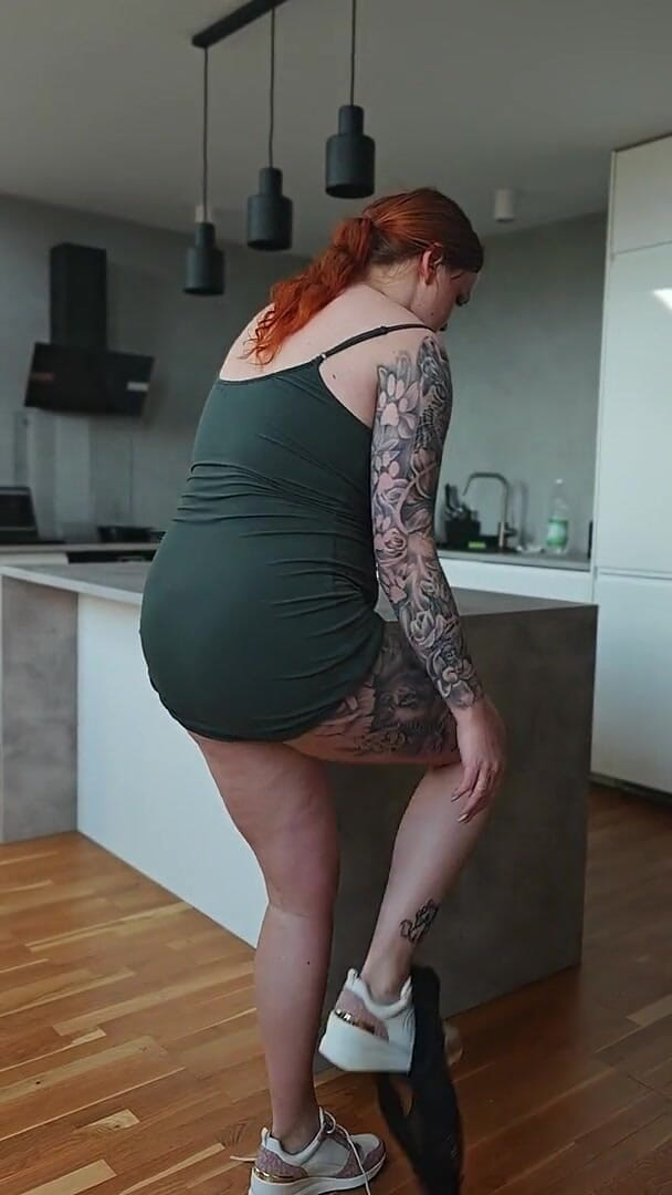 Bastet: Busty Businesswoman Pees on the Kitchen Table.