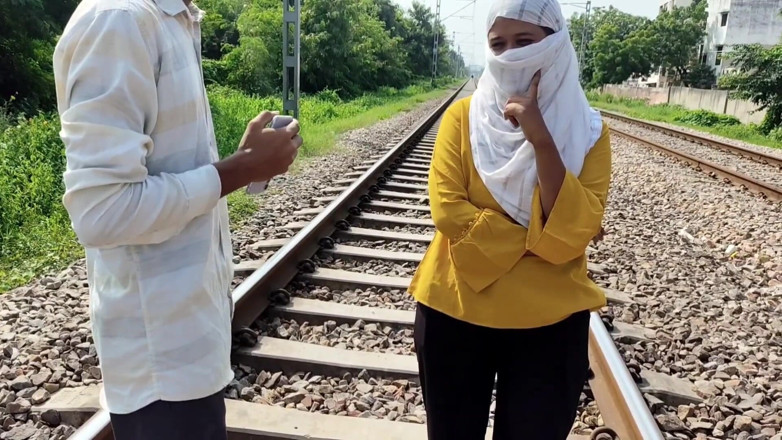 Indian Teen Girl's: Abang tiri dan adik tiri lagi mesra-mesraan di luar ruangan!