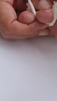 ฉันกำลังขัดเท้าและเล็บมือเป็นสีชมพู
