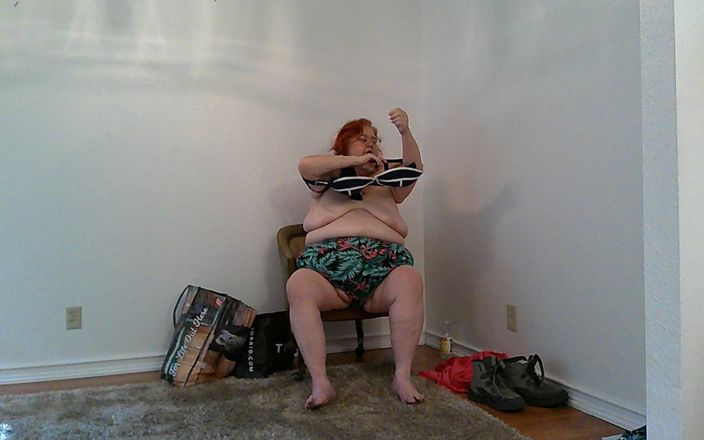 BBW nurse Vicki adventures with friends: Zkouším plavky a Binkinis