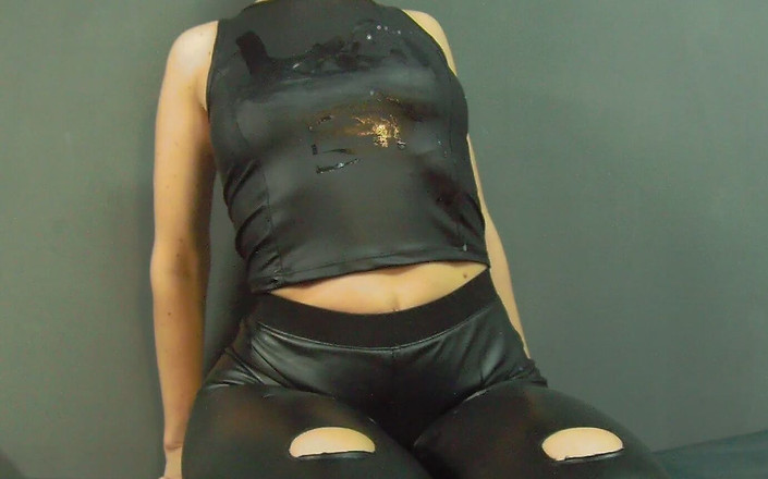 Leather Addict: La ragazza in pantaloni di pelle strappati prende un grosso...