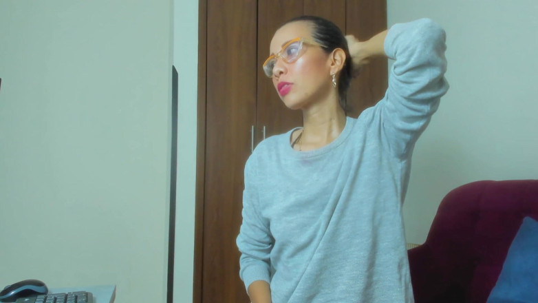 Latin webcam: Una Donna Matura Viene Vista Masturbarsi Nel Salotto Della Casa...