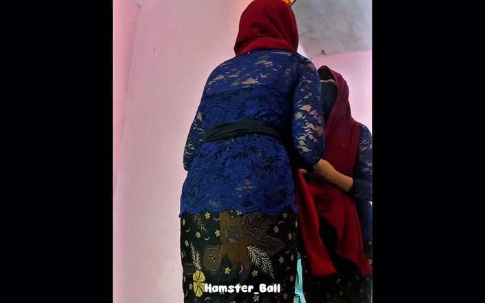 Hamster_Ball: Hijab Kebaya-jurk passen met Thaise meid