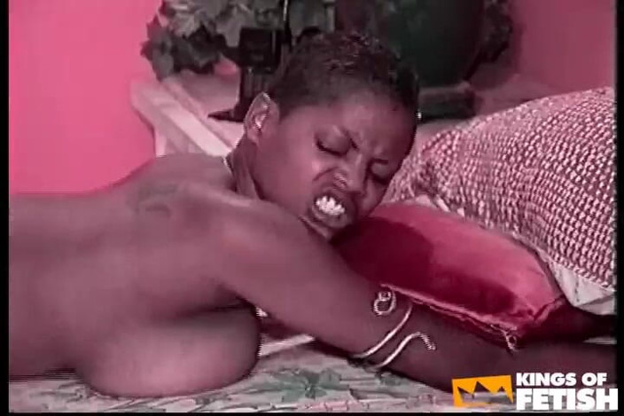 Inter-racial: Eboni dengan tetek besar bermain dengan mainan dan dikongkek pepeknya...