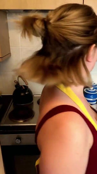 Macecha je rozptýlena nevlastním synem během domácích prací