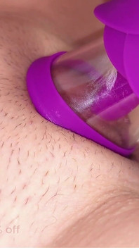 Orgasmi di figa bagnata gocciolante usando un succhiatore di figa affamato